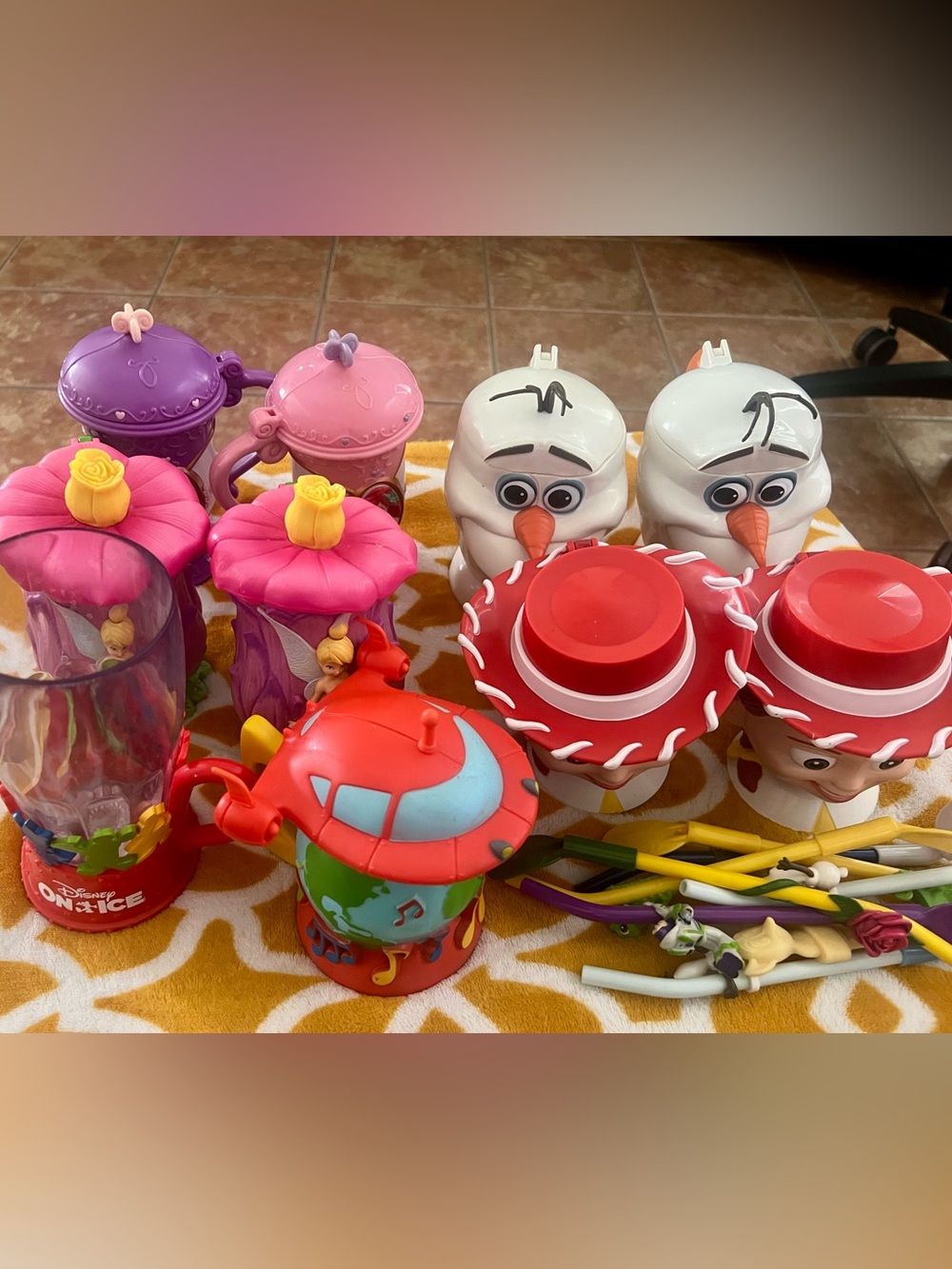 Collection features a mix of 10 Disney On Ice souvenir cups and Straws